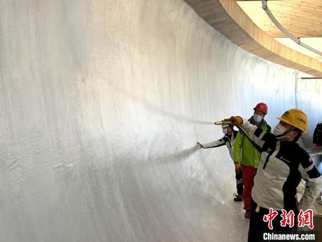 В Китае началась укладка льда на первой в Китае гоночной санно-бобслейной трассе